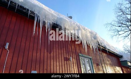 Ein typisches Haus in einem verschneiten Dorf im Norden Schwedens. Stockfoto