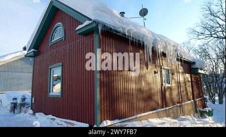 Ein typisches Haus in einem verschneiten Dorf im Norden Schwedens. Stockfoto