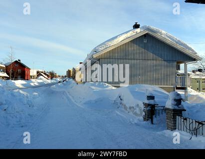 Ein typisches Haus in einem verschneiten Dorf im Norden Schwedens. Stockfoto