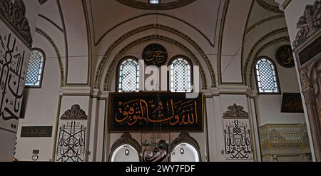 Die Ulu-Moschee in Bursa, Türkei, wurde 1400 erbaut. Es ist eine der touristischsten Moscheen des Landes. Stockfoto