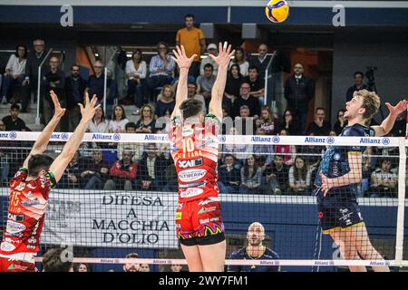 Mailand, Italien. April 2024. FERRE REGGGERS (POWERVOLEY MILANO) UND MONSTER BLOCK WASSIM BEN TARA (SIR SUSA VIM PERUGIA) während des Playoffs - Allianz Milano vs Sir Susa VIM Perugia, Volleyball Italian Serie A Men Superleague Match in Mailand, Italien, 03. April 2024 Credit: Independent Photo Agency/Alamy Live News Stockfoto