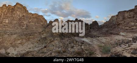 Jordan Trail von um Qais nach Aqaba, wunderschöne Berge, Felsen und Wüstenpanorama auf diesem langen Weg Stockfoto