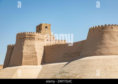 Chiwa, Region Xorazm, Usbekistan, Zentralasien. Die alten Stadtmauern von Chiwa. Stockfoto