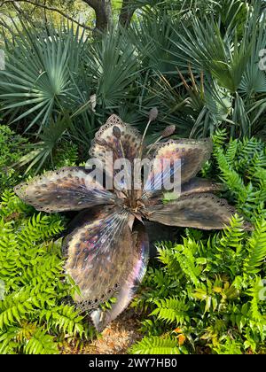 Eine große Blumenskulptur, eingebettet zwischen üppigem Grün in einem Garten Stockfoto