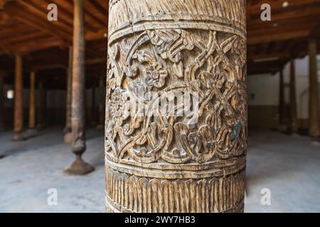 Chiwa, Region Xorazm, Usbekistan, Zentralasien. Dekorativ geschnitzte Holzsäule im Mohammad Rakhim Khan Madrasa in Chiwa. Stockfoto