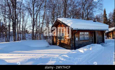 Ein typisches Haus in einem verschneiten Dorf im Norden Schwedens. Stockfoto