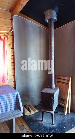 Ein alter gusseiserner Holzofen in einer alten Almhütte in Nordschweden Stockfoto