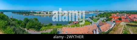 Panoramablick auf Novi Sad von der Festung Petrovaradin in Serbien Stockfoto