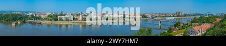 Panoramablick auf Novi Sad von der Festung Petrovaradin in Serbien Stockfoto