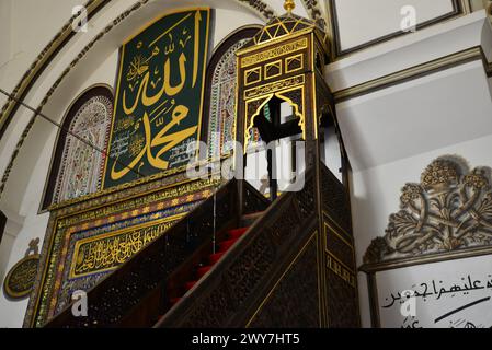 Die Ulu-Moschee in Bursa, Türkei, wurde 1400 erbaut. Es ist eine der touristischsten Moscheen des Landes. Stockfoto