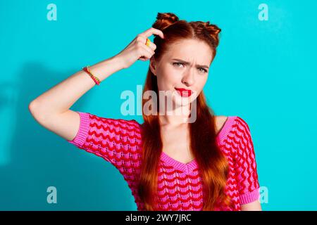 Foto der unsicheren, unsicheren Dame gekleidet rosa gestricktes Hemd Arm Kopf isolierter blauer Hintergrund Stockfoto