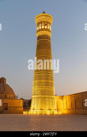 Buchara, Usbekistan, Zentralasien. Nächtlicher Blick auf das Minarett in der Kalan Moschee in Buchara. Stockfoto