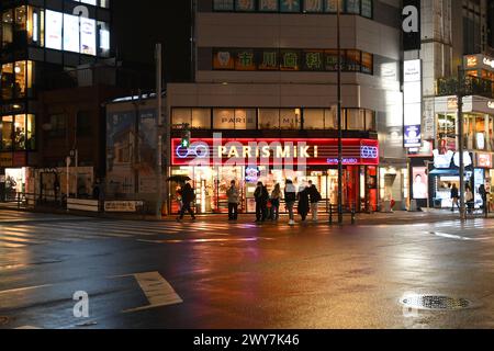 Paris Miki Brilleneinzelhandel in Ōkubo at Night – Shin-Ōkubo, Shinjuku, Tokio, Japan – 29. Februar 2024 Stockfoto