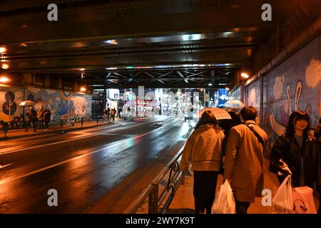 Unter einer Eisenbahnbrücke in der Nähe des Bahnhofs Shin-okubo bei Nacht – Ōkubo, Shinjuku, Tokio, Japan – 29. Februar 2024 Stockfoto