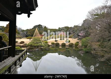 Blick vom Taiwan Pavillon (Kyu-Goryo-Tei) im Shinjuku Gyoen National Garden – Shinjuku, Tokio, Japan – 29. Februar 2024 Stockfoto