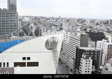 Die Achterbahn Thunder Dolphin führt durch ein Gebäude im Einkaufszentrum LaQua – Koraku, Bunkyo City, Tokio, Japan – 29. Februar 2024 Stockfoto