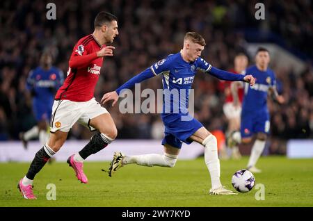 Diogo Dalot von Manchester United (links) und Cole Palmer von Chelsea kämpfen um den Ball während des Premier League-Spiels in Stamford Bridge, London. Bilddatum: Donnerstag, 4. April 2024. Stockfoto