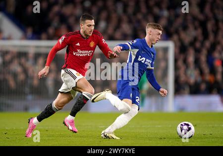 Diogo Dalot von Manchester United (links) und Cole Palmer von Chelsea kämpfen um den Ball während des Premier League-Spiels in Stamford Bridge, London. Bilddatum: Donnerstag, 4. April 2024. Stockfoto