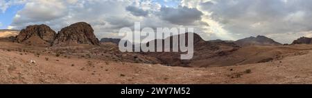 Jordan Trail von um Qais nach Aqaba, wunderschöne Berge, Felsen und Wüstenpanorama auf diesem langen Weg Stockfoto