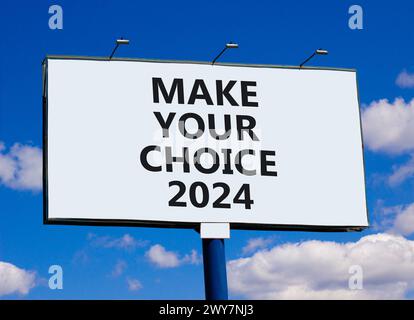 Wählen Sie das Symbol 2024 aus. Concept Words Machen Sie Ihre Wahl 2024 auf schönen großen weißen Reklametafeln. Wunderschöner blauer Wolkenhintergrund. Geschäftliche Marke Stockfoto