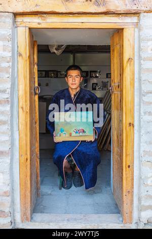 Buchara, Usbekistan, Zentralasien. August 2021. Mann mit einem Gemälde in Buchara. Stockfoto