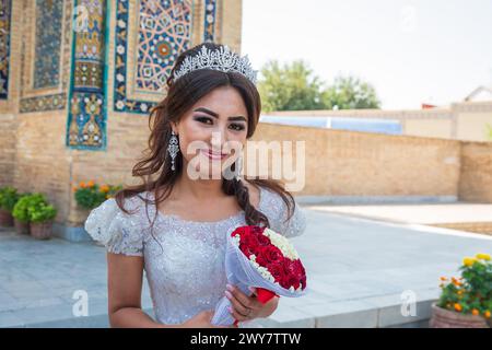 Samarkand, Samarqand, Usbekistan, Zentralasien. August 2021. Usbekische Frau für Brautporträts gekleidet. Stockfoto