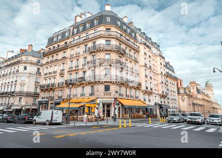 Paris, Frankreich - 20. Januar 2022: Allgemeiner Blick auf die Straße von Paris, der französischen Hauptstadt. Typisch französische Architektur und Blick auf die Stadt. Rue Saint Jacques. Stockfoto