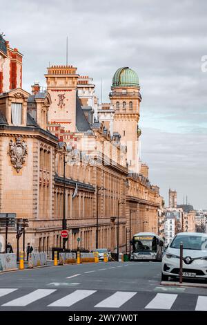 Paris, Frankreich - 20. Januar 2022: Allgemeiner Blick auf die Straße von Paris, der französischen Hauptstadt. Typisch französische Architektur und Blick auf die Stadt. Rue Saint Jacques. Stockfoto