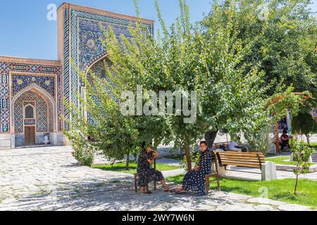 Samarkand, Samarqand, Usbekistan, Zentralasien. August 2021. Innenhof der Tilla-Kari-Moschee in der Registan in Samarkand. Stockfoto