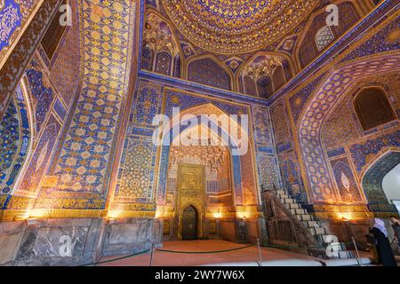 Samarkand, Samarqand, Usbekistan, Zentralasien. August 2021. Innenansicht der Tilla-Kari-Moschee in der Registan in Samarkand. Stockfoto