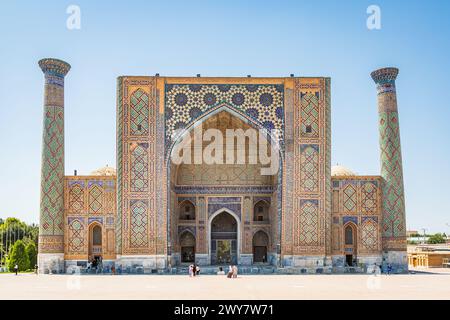 Samarkand, Samarqand, Usbekistan, Zentralasien. August 2021. Die Sher-Dor Madrasa in der Registan in Samarkand. Stockfoto