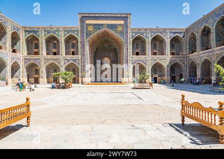 Samarkand, Samarqand, Usbekistan, Zentralasien. August 2021. Die Tilla-Kari-Moschee in der Registan in Samarkand. Stockfoto