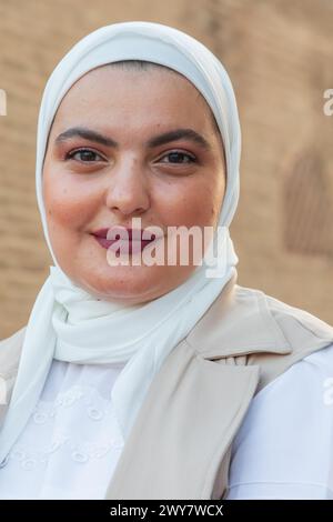 Samarkand, Samarqand, Usbekistan, Zentralasien. August 2021. Usbekische Frau im Shah-i-Zinda in Samarkand. Stockfoto