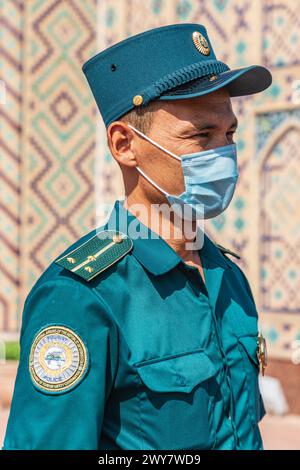 Samarkand, Samarqand, Usbekistan, Zentralasien. August 2021. Polizist am alten Observatorium von Ulugbek in Samarkand. Stockfoto