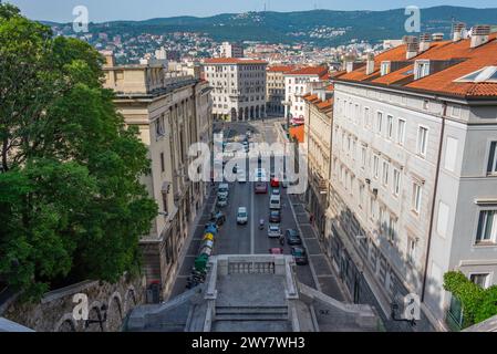 Aus der Vogelperspektive auf die Piazza Carlo Goldoni in der italienischen Stadt Triest Stockfoto