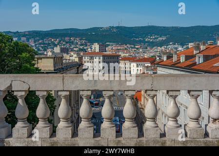 Aus der Vogelperspektive auf die Piazza Carlo Goldoni in der italienischen Stadt Triest Stockfoto