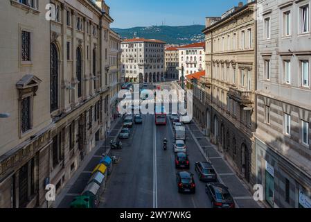Aus der Vogelperspektive auf die Piazza Carlo Goldoni in der italienischen Stadt Triest Stockfoto