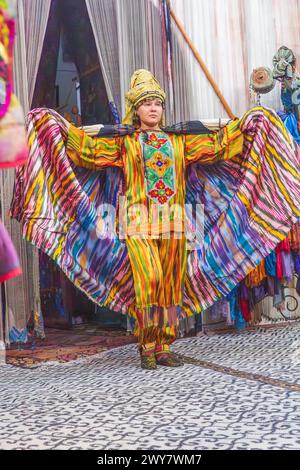 Samarkand, Samarqand, Usbekistan, Zentralasien. August 2021. Models auf einer traditionellen Mode-Show in Samarkand. Stockfoto