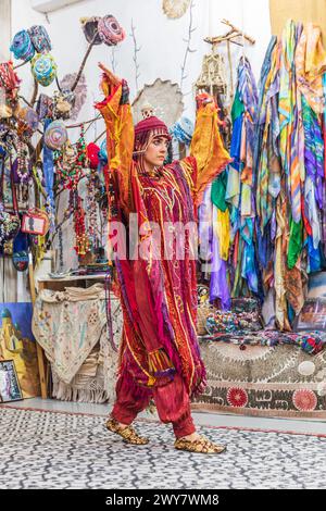 Samarkand, Samarqand, Usbekistan, Zentralasien. August 2021. Models auf einer traditionellen Mode-Show in Samarkand. Stockfoto