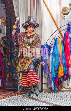 Samarkand, Samarqand, Usbekistan, Zentralasien. August 2021. Models auf einer traditionellen Mode-Show in Samarkand. Stockfoto