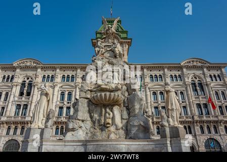 Brunnen der vier Kontinente an der Piazza della UnitГ d'Italia in der italienischen Stadt Triest Stockfoto