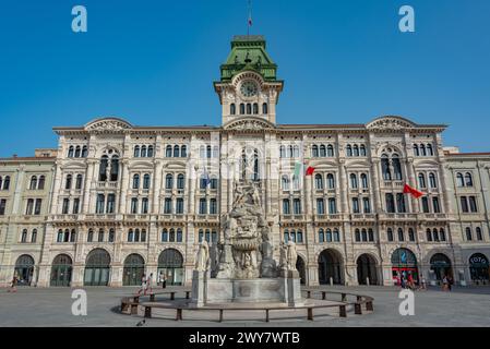 Brunnen der vier Kontinente an der Piazza della UnitГ d'Italia in der italienischen Stadt Triest Stockfoto