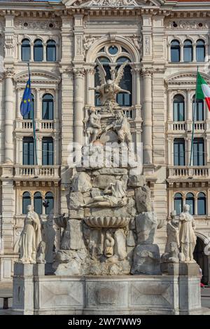 Brunnen der vier Kontinente an der Piazza della UnitГ d'Italia in der italienischen Stadt Triest Stockfoto