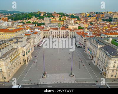 Aus der Vogelperspektive auf die Piazza della UnitГ d'Italia in der italienischen Stadt Triest Stockfoto