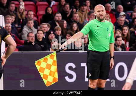 Amsterdam, Niederlande. April 2024. AMSTERDAM, NIEDERLANDE - 4. APRIL: Stellvertretender Schiedsrichter Kevin Bodde hisst seine Flagge während des niederländischen Eredivisie-Spiels zwischen AFC Ajax und Go Ahead Eagles in der Johan Cruijff Arena am 4. April 2024 in Amsterdam. (Foto von Henny Meyerink/BSR Agency) Credit: BSR Agency/Alamy Live News Stockfoto