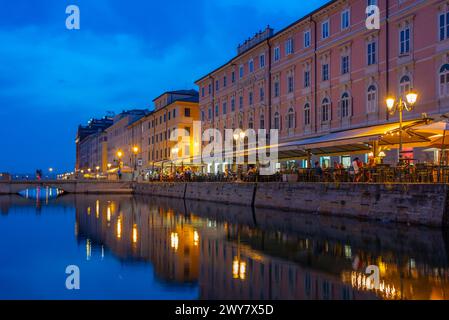 Nachtblick auf Restaurants am Canal Grande in der italienischen Stadt Triest Stockfoto