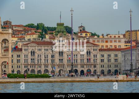 Panorama der Piazza della UnitГ d'Italia in der italienischen Stadt Triest Stockfoto