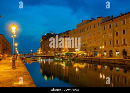 Nachtansicht auf Boote, die am Canal Grande in der italienischen Stadt Triest anlegen Stockfoto