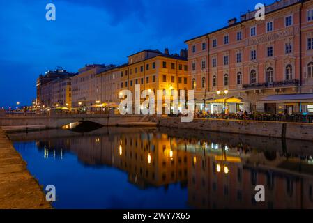 Nachtansicht auf Boote, die am Canal Grande in der italienischen Stadt Triest anlegen Stockfoto