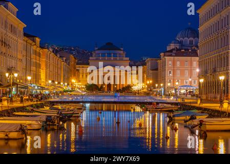 Nächtlicher Blick auf die Kirche Sant'Antonio Nuovo am Ende des Canal Grande in der italienischen Stadt Triest Stockfoto